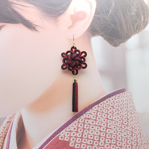 【1178】タッセルピアス／イヤリング 受注制作】八重菊結びのタッセルピアス・イヤリング（黒・ブラック×白