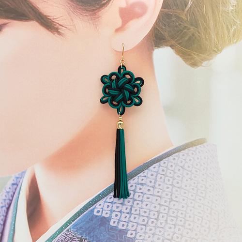 受注制作】八重菊結びのタッセルピアス・イヤリング（深緑×黒