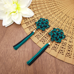 受注制作】八重菊結びのタッセルピアス・イヤリング（深緑×黒