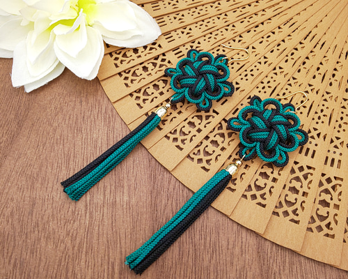 再48　春　オルテガ　タッセル　リボン　ネイティブ　白　黒　ピアス　イヤリング 秋 オルテガ タッセル リボン ネイティブ 白 黒 イヤリング - メルカリ