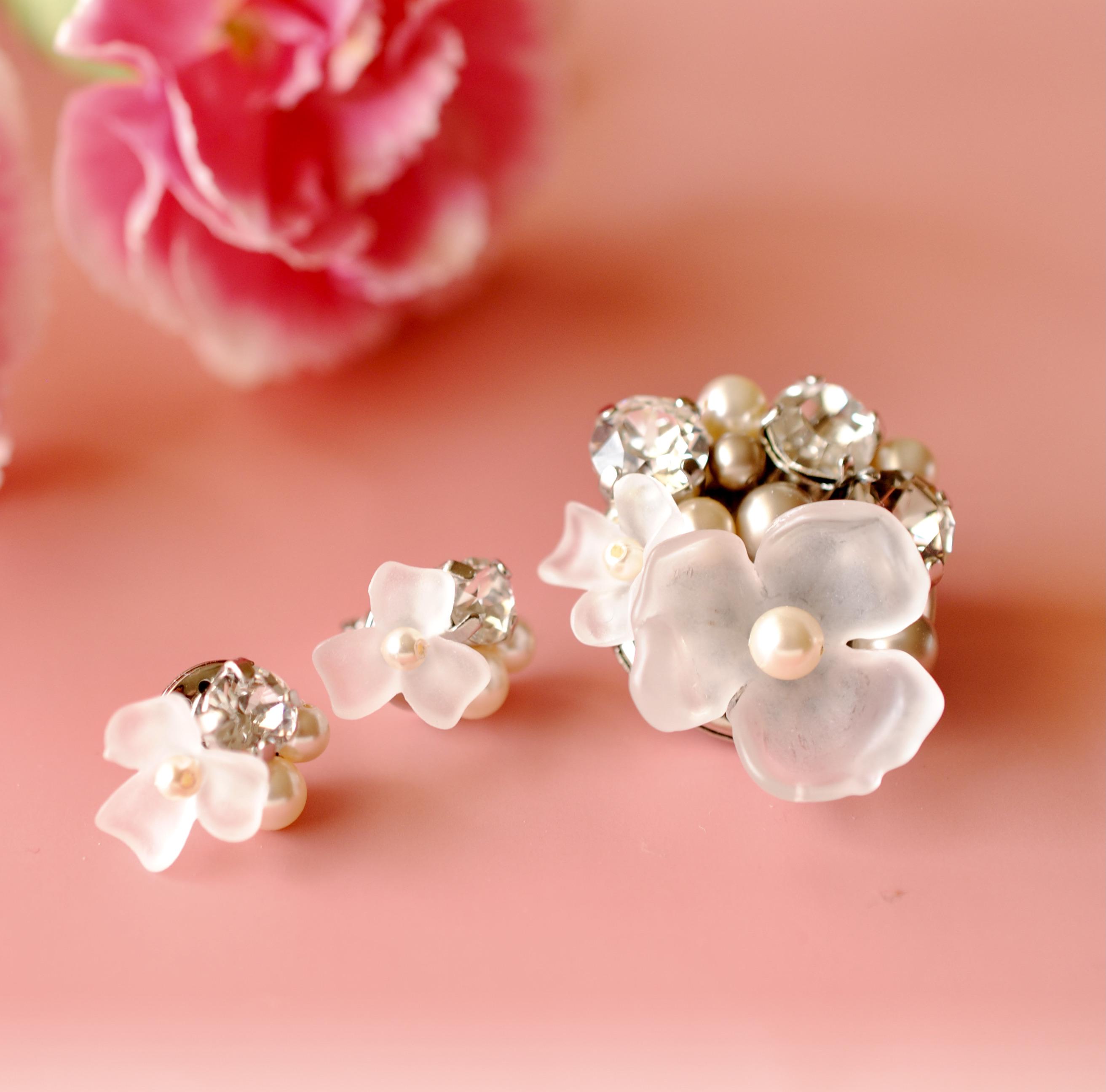 白いお花のブローチとピアスorイヤリングのセット フォーマル   入学式 卒業式  大人フォーマル2024