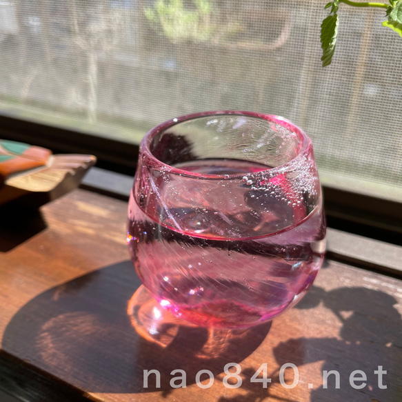 桃花　-B　極小さな小鉢　吹きガラス作品　　薄赤色・気泡・白入り 1枚目の画像
