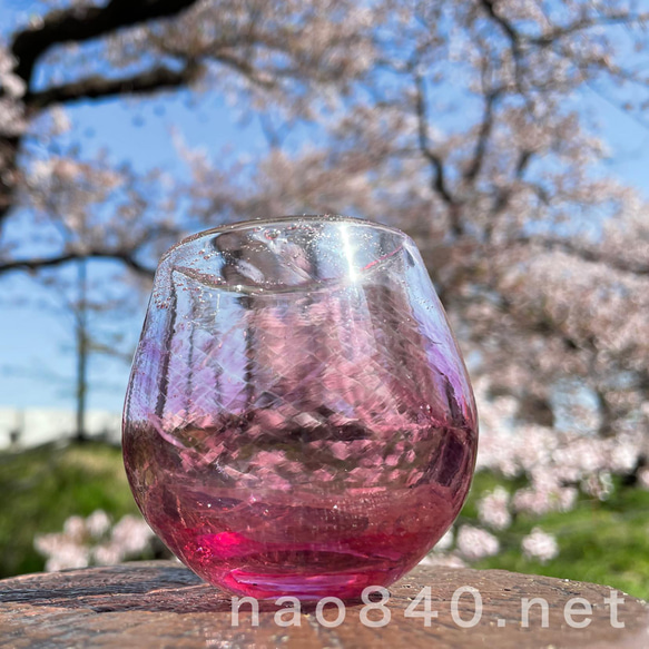 桃花　-B　極小さな小鉢　吹きガラス作品　　薄赤色・気泡・白入り 5枚目の画像
