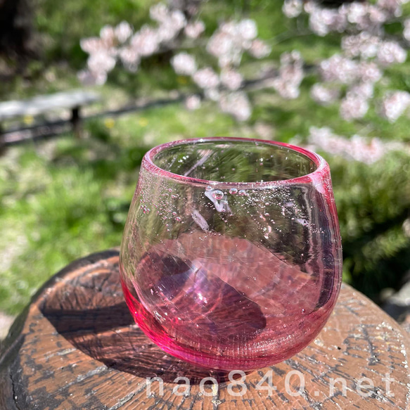 桃花　-B　極小さな小鉢　吹きガラス作品　　薄赤色・気泡・白入り 4枚目の画像