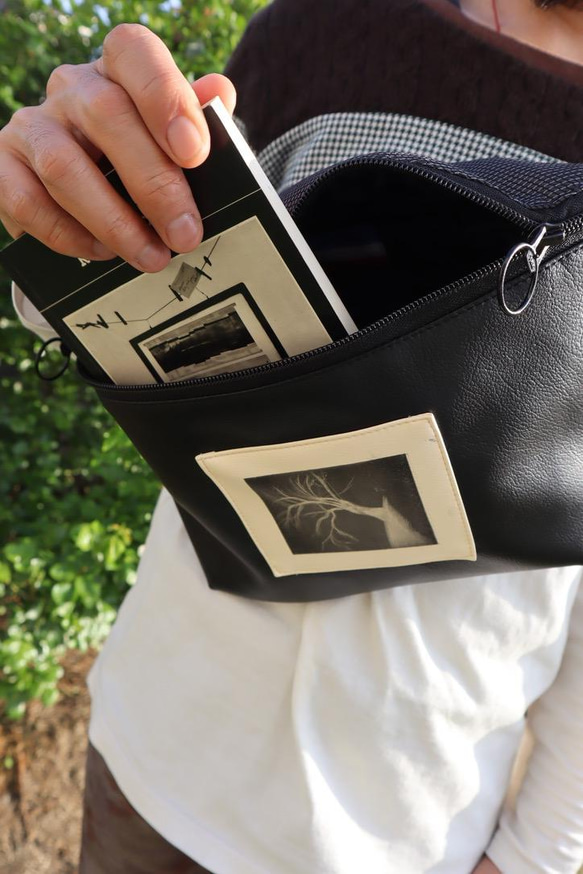 『Art Black Bag』両開き-新作「Tree」版画付き黒合革ボディバッグ（ウェストバッグ）ー男女兼用ー売り切れ 4枚目の画像