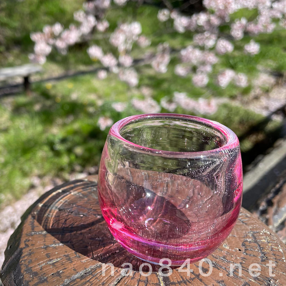 桃花　-D　極小さな小鉢　吹きガラス作品　　薄赤色・気泡・白入り 4枚目の画像