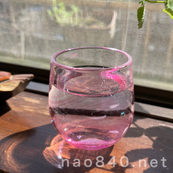 桃花　-E　極小さな小鉢　吹きガラス作品　　薄赤色・気泡・白入り 1枚目の画像