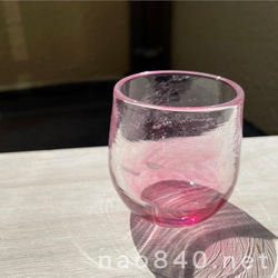 桃花　-E　極小さな小鉢　吹きガラス作品　　薄赤色・気泡・白入り 2枚目の画像