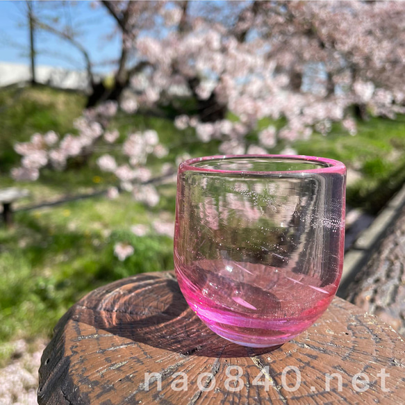 桃花　-F　極小さな小鉢　吹きガラス作品　　薄赤色・気泡・白入り 3枚目の画像