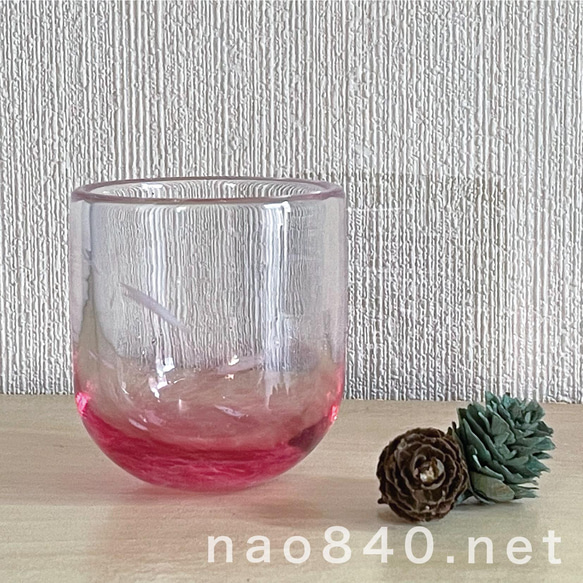 桃花　-G　極小さな小鉢　吹きガラス作品　　薄赤色・気泡・白入り 6枚目の画像
