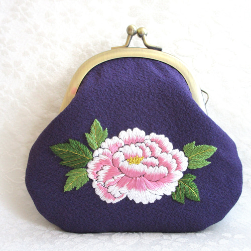 日本刺繍【牡丹/ピンク】絹のがま口小物入れ＜手のひらサイズ＞ ◇紫色
