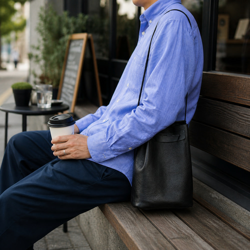 オールブラックの本革 巾着サコッシュバッグ シュリンクレザー 肩掛け