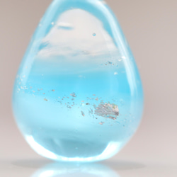 ガラスの雫の小さなオブジェ 「水色のグラデーション」 5枚目の画像