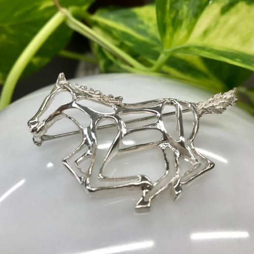 空駆け登る馬シルバーブローチ(送料無料) ブローチ kakaz 通販