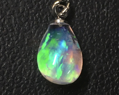 人工オパール》 (ネオンオパール) ホワイト/緑斑 【レジン作品参考品