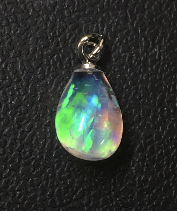 人工オパール》 (ネオンオパール) ホワイト/緑斑 【レジン作品参考品