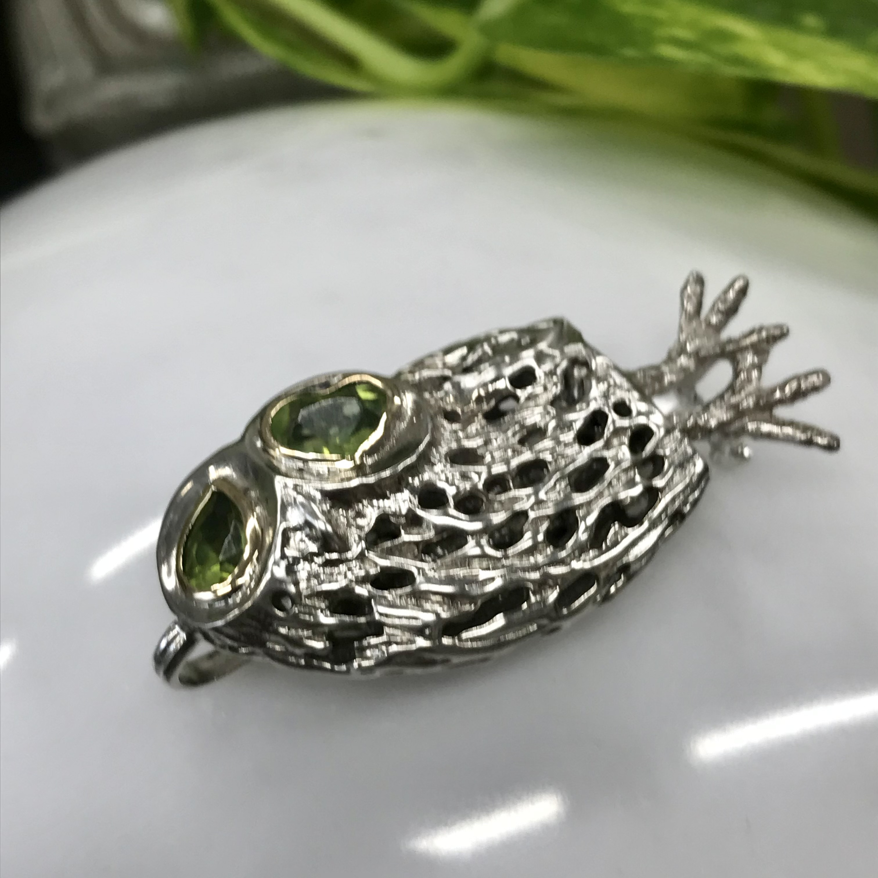 ペリドットの目フクロウシルバーペンダント(送料無料)