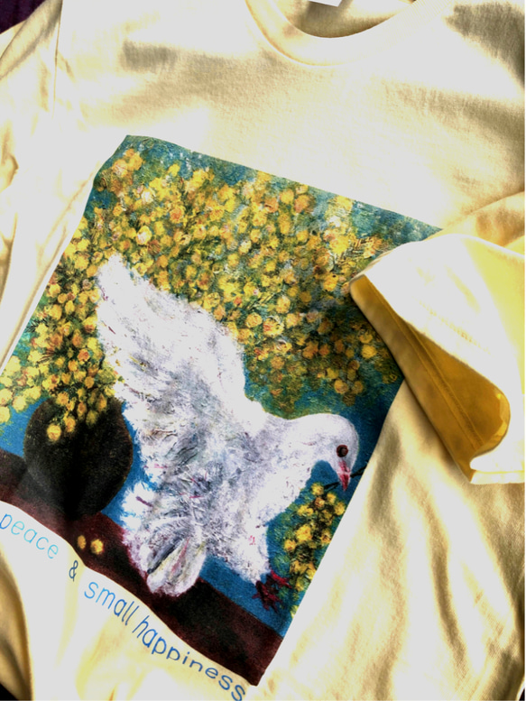 春色Tシャツ　黄金色の花　レモンイエロー　黄色　緑　白鳩　綺麗めグリーン　ミモザ　羽　鳥　アウトドア　キャンプ 1枚目の画像