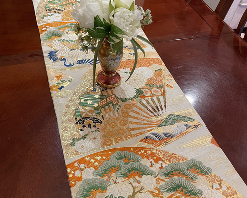 豪華刺繍 花嫁衣裳の丸帯で作った正絹テーブルランナー 帯