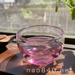 桃花　-H　小さな小鉢　吹きガラス作品　　薄赤色・気泡・白入り 1枚目の画像