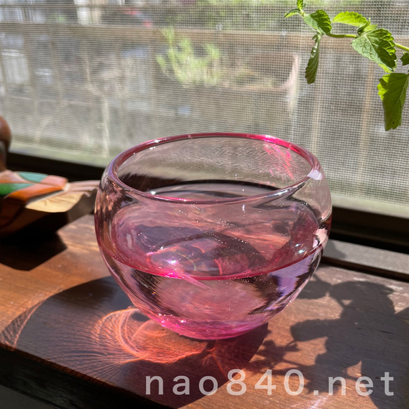 桃花　-H　小さな小鉢　吹きガラス作品　　薄赤色・気泡・白入り 6枚目の画像