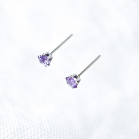 【天然石アメジスト (ダークカラー)の一粒スタッドピアス】紫 /4mm /サージカルステンレス /つけっぱなしok 3枚目の画像