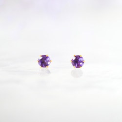 【天然石アメジスト (ダークカラー)の一粒スタッドピアス】紫 /4mm /サージカルステンレス /つけっぱなしok 4枚目の画像