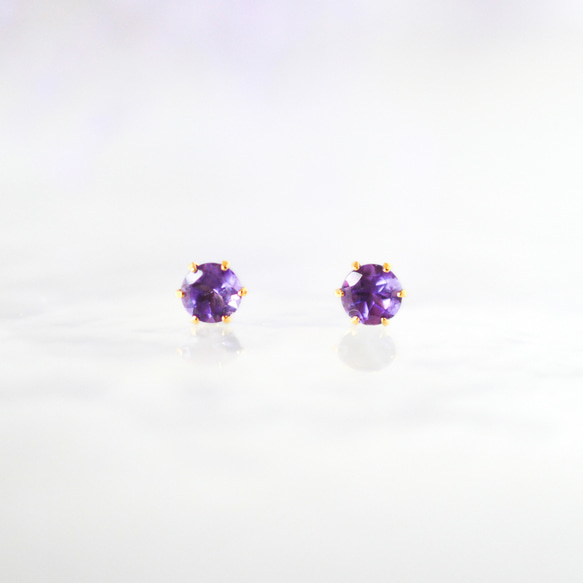 【天然石アメジスト (ダークカラー)の一粒スタッドピアス】紫 /4mm /サージカルステンレス /つけっぱなしok 4枚目の画像