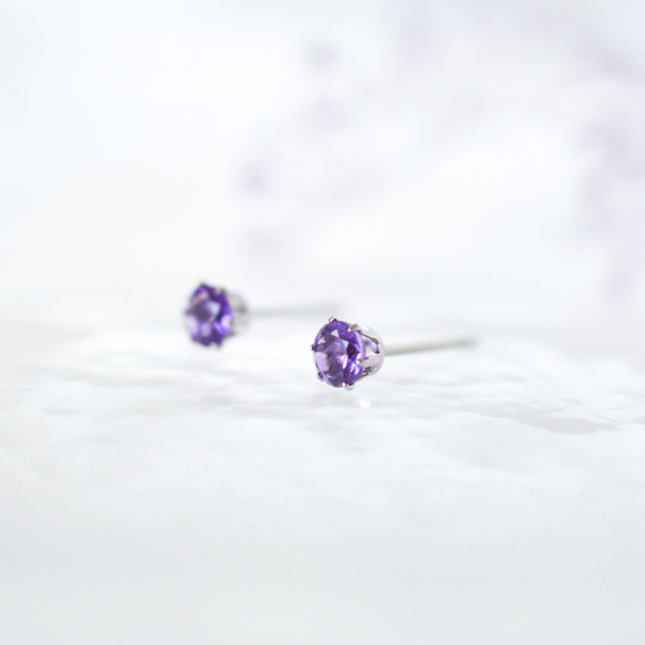 【天然石アメジスト (ダークカラー)の一粒スタッドピアス】紫 /4mm /サージカルステンレス /つけっぱなしok 2枚目の画像