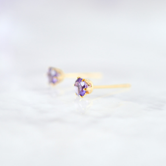 【天然石アメジスト (ダークカラー)の一粒スタッドピアス】紫 /4mm /サージカルステンレス /つけっぱなしok 5枚目の画像