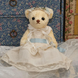 ロココリボンでおしゃれした小さな淡いピンクのモヘア製テディベア