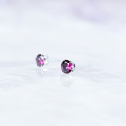 【天然石ロードライトガーネットのシンプルな一粒スタッドピアス】赤紫/4mm/サージカルステンレス /つけっぱなしok 2枚目の画像