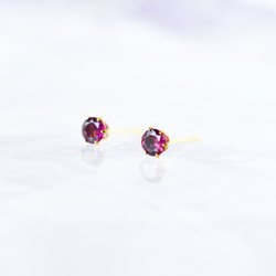【天然石ロードライトガーネットのシンプルな一粒スタッドピアス】赤紫/4mm/サージカルステンレス /つけっぱなしok 5枚目の画像