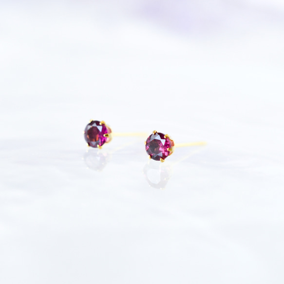 【天然石ロードライトガーネットのシンプルな一粒スタッドピアス】赤紫/4mm/サージカルステンレス /つけっぱなしok 5枚目の画像