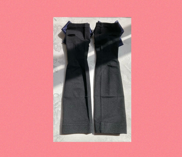 大人可愛いふっくらりぼんの冷感アームカバー 黒 ＆紺ステッチ UV　紫外線対策　ギフト 3枚目の画像