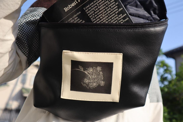 『Art Black Bag』-新作「紫陽花」版画付き黒合革ボディバッグ（ウェストバッグ）ー男女兼用 11枚目の画像