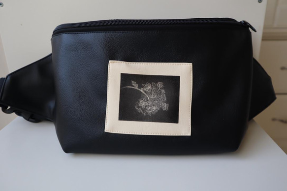 『Art Black Bag』-新作「紫陽花」版画付き黒合革ボディバッグ（ウェストバッグ）ー男女兼用 7枚目の画像