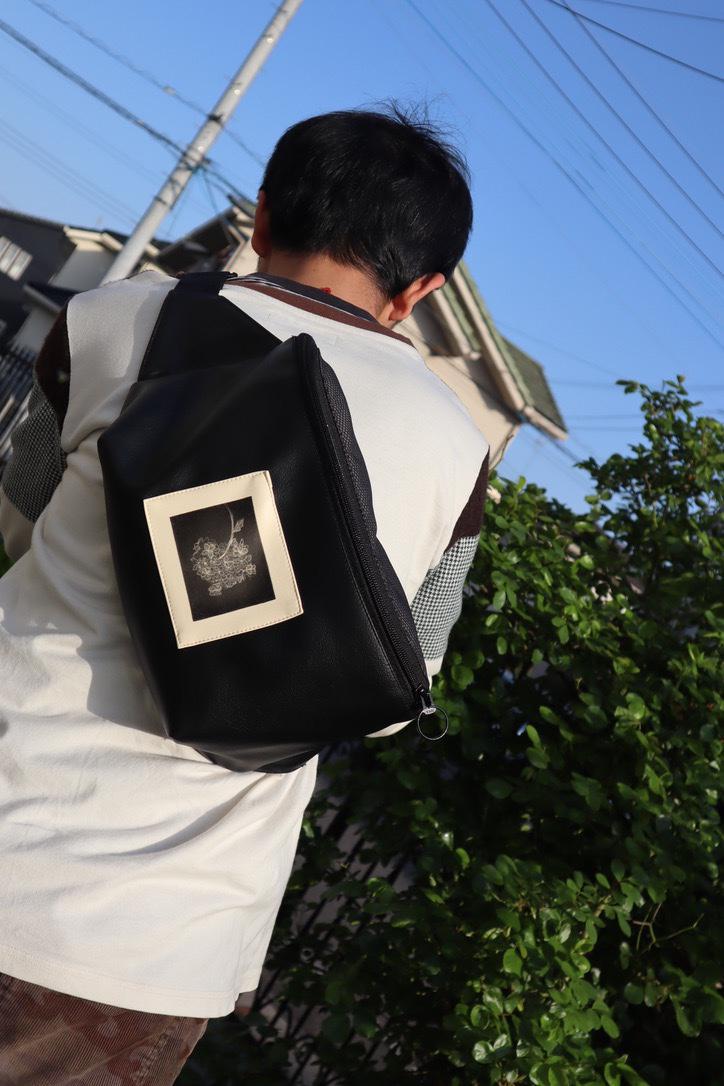 『Art Black Bag』-新作「紫陽花」版画付き黒合革ボディバッグ（ウェストバッグ）ー男女兼用
