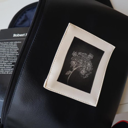 『Art Black Bag』-新作「紫陽花」版画付き黒合革ボディバッグ（ウェストバッグ）ー男女兼用 8枚目の画像