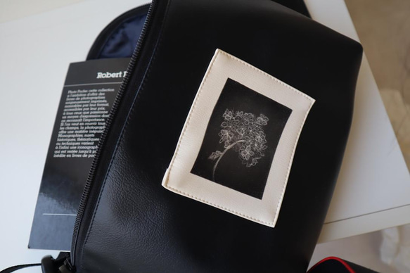 『Art Black Bag』-新作「紫陽花」版画付き黒合革ボディバッグ（ウェストバッグ）ー男女兼用 8枚目の画像
