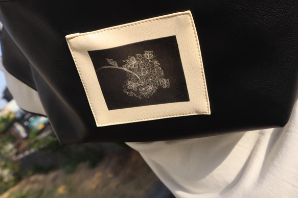 『Art Black Bag』-新作「紫陽花」版画付き黒合革ボディバッグ（ウェストバッグ）ー男女兼用 13枚目の画像