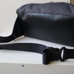 『Art Black Bag』-新作「紫陽花」版画付き黒合革ボディバッグ（ウェストバッグ）ー男女兼用 4枚目の画像