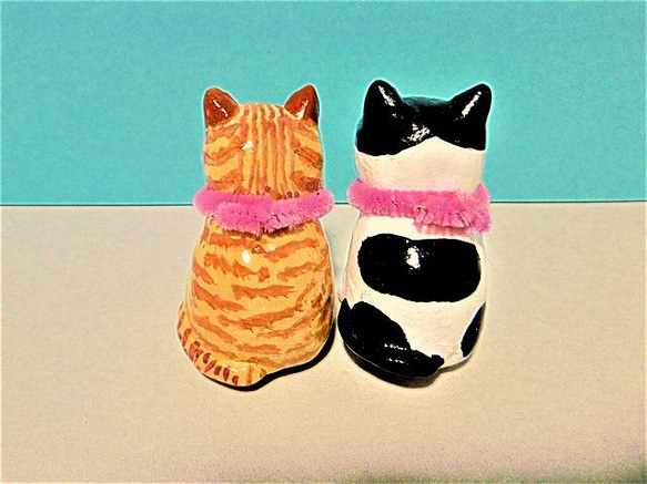 茶トラ猫と白と黒の猫（小）置物＃131（樹脂粘土と新聞紙） 7枚目の画像