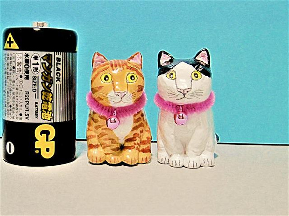 茶トラ猫と白と黒の猫（小）置物＃131（樹脂粘土と新聞紙） 10枚目の画像