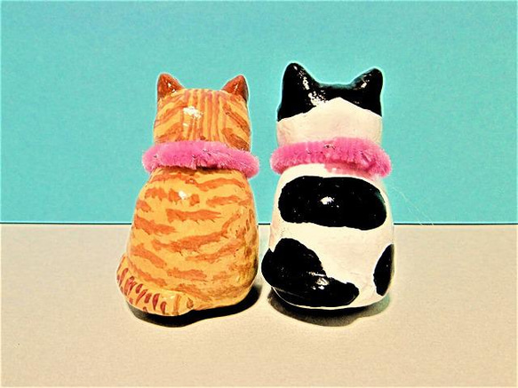 茶トラ猫と白と黒の猫（小）置物＃131（樹脂粘土と新聞紙） 6枚目の画像