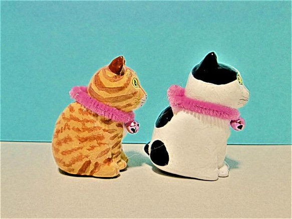 茶トラ猫と白と黒の猫（小）置物＃131（樹脂粘土と新聞紙） 3枚目の画像