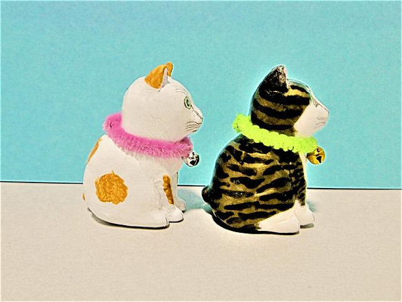 黄土色と白の猫と白キジ猫（小）置物＃133（樹脂粘土と新聞紙） 3枚目の画像