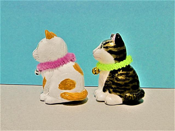 黄土色と白の猫と白キジ猫（小）置物＃133（樹脂粘土と新聞紙） 5枚目の画像