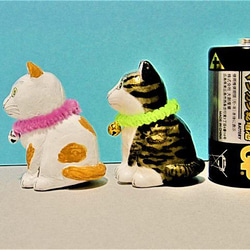 黄土色と白の猫と白キジ猫（小）置物＃133（樹脂粘土と新聞紙） 9枚目の画像