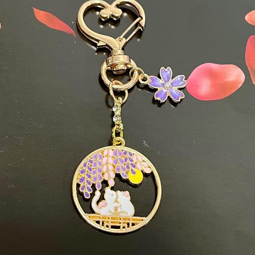 人気❤︎【送料無料】♡ 仲良しにゃんこと藤の花のキーホルダー♡紫の